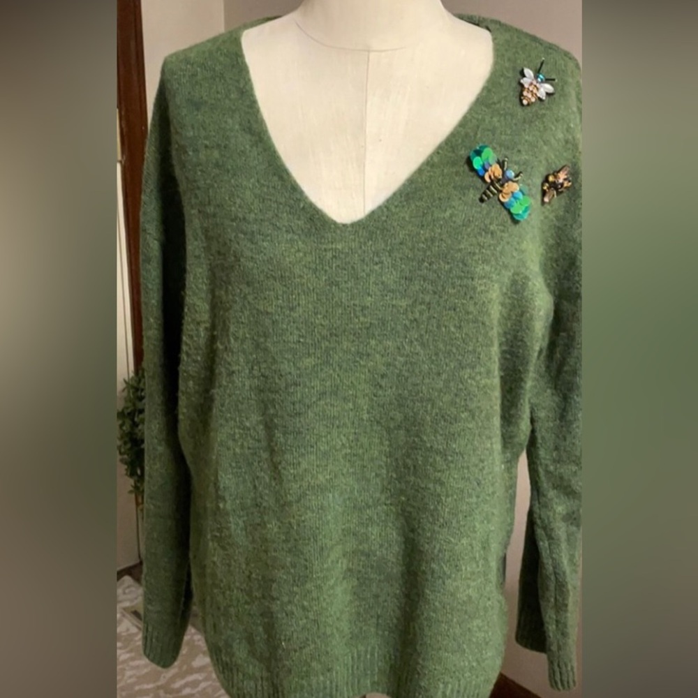 H&M V neck sweater with sequins appliqué on left shoulder. Relax fit
